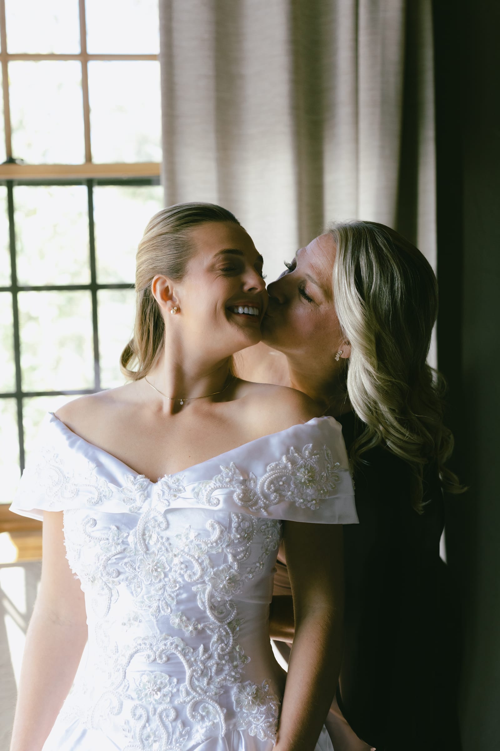 Kyle and Marita wedding at Bellissimo Gardens, a tender moment getting ready