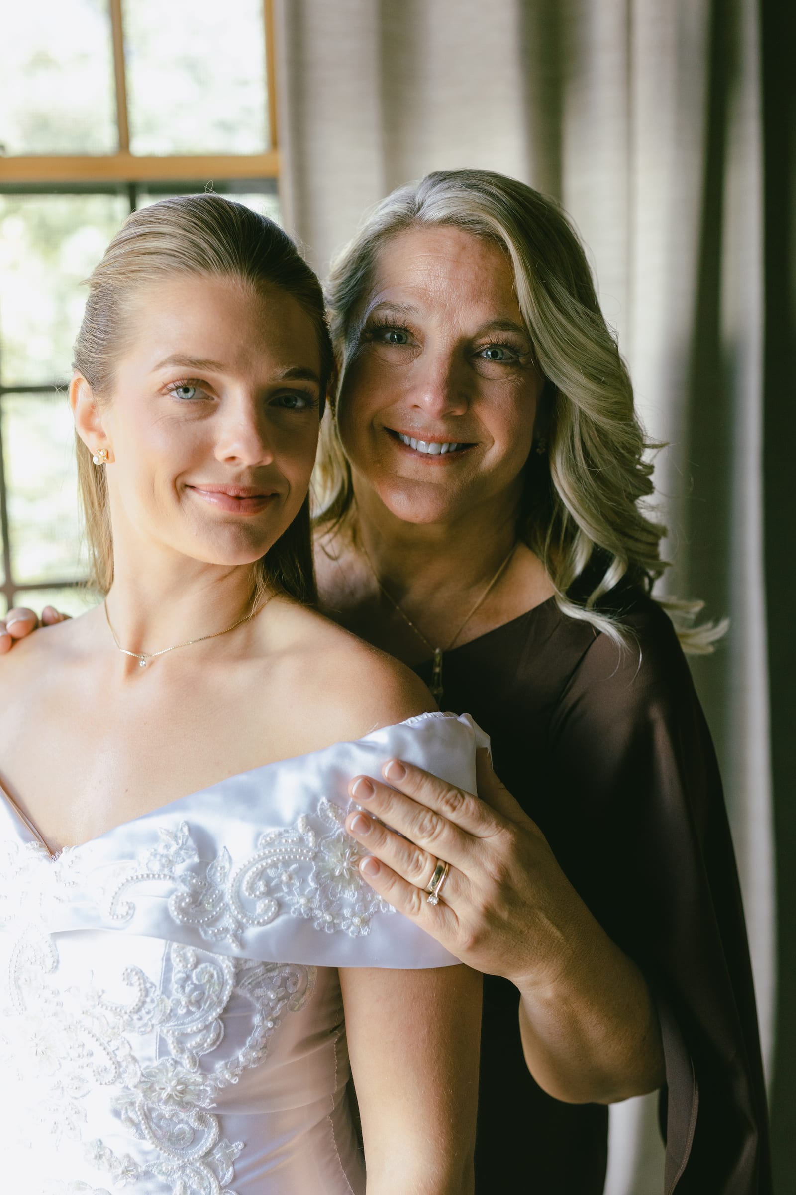 The bride and her mother getting ready, Bellissimo Gardens